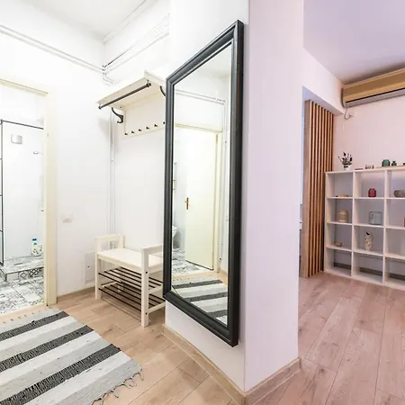 Апартаменти Charming & Cozy 1br Flat In The Heart Of