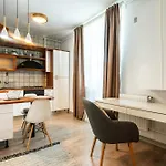 Apartman Charming & Cozy 1br Flat In The Heart Of