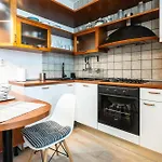 Apartman Charming & Cozy 1br Flat In The Heart Of *