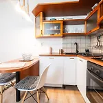 Apartman Charming & Cozy 1br Flat In The Heart Of